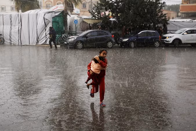 Hai chị em chạy vội vào trại để tránh mưa