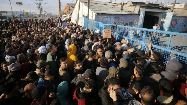 Người Palestine xếp hàng nhận bột mì do cơ quan tị nạn LHQ phân phát tại Deir Al Balah, Gaza, ngày 7/12/2023