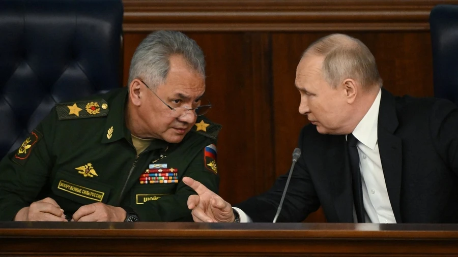 Bộ trưởng Quốc phòng Nga Sergei Shoigu (trái) và Tổng thống Vladimir Putin tại cuộc họp của Bộ Quốc phòng, ngày 19/12/2023