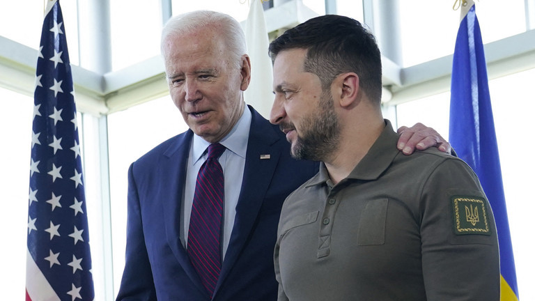 Tổng thống Mỹ Joe Biden (trái) và Tổng thống Ukraine Vladimir Zelensky