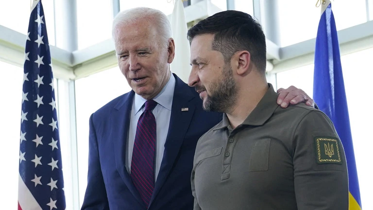 Tổng thống Mỹ Joe Biden (trái) và Tổng thống Ukraine Vladimir Zelensky