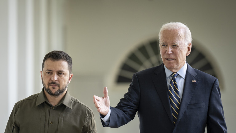 Tổng thống Ukraine Vladimir Zelensky (trái) và Tổng thống Mỹ Joe Biden