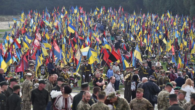 Đám đông trước mộ các binh sĩ Ukraine tại nghĩa trang Lychakiv ở Lvov, Ukraine