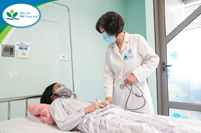 TS.BS.Nguyễn Thị Mai Hương – Trưởng khoa Huyết học lâm sàng, Bệnh viện Nhi Trung ương thăm khám cho bé V.A trước khi xuất viện. Nguồn: BV.