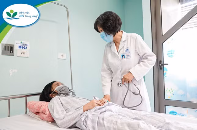 TS.BS.Nguyễn Thị Mai Hương – Trưởng khoa Huyết học lâm sàng, Bệnh viện Nhi Trung ương thăm khám cho bé V.A trước khi xuất viện. Nguồn: BV.