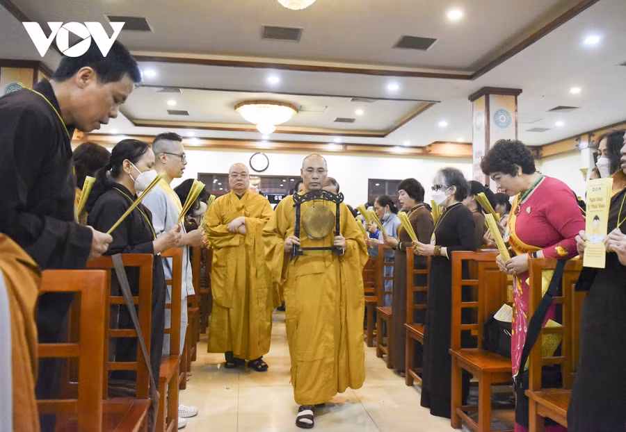 Các Chư tôn đức lãnh đạo Giáo hội Phật giáo Việt Nam trang nghiêm cử hành nghi lễ dâng hương, tụng kinh Chuyển pháp luân và nghi thức tắm Phật truyền thống. Nguồn: VOV.