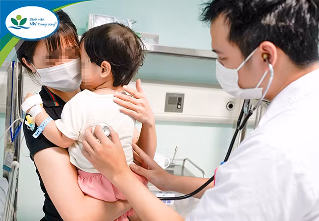 Mẹ bé V.A vẫn còn chưa hết hoang mang và lo lắng cho con khi kể lại sự việc. Nguồn: BV.