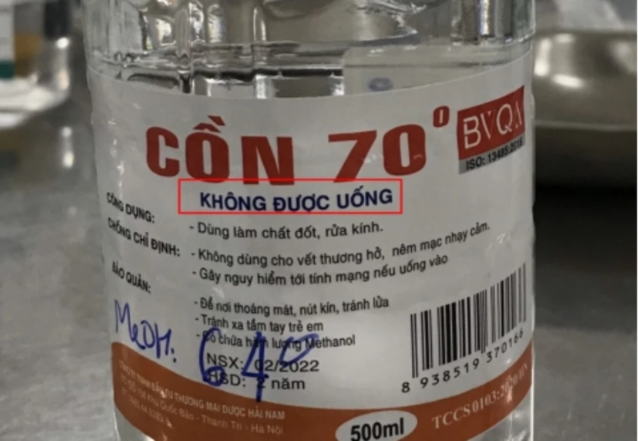 Hình ảnh chai cồn có chứa Methanol mà bệnh nhân đã uống nhầm, dẫn đến ngộ độc. Ảnh: Bệnh viện Bạch Mai.