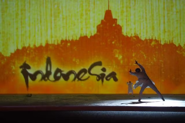 Những nét văn hóa đặc sắc của mỗi nước Đông Nam Á được "vẽ" bằng ánh sáng theo phong cách tranh Đông Hồ. Ảnh: VTV.