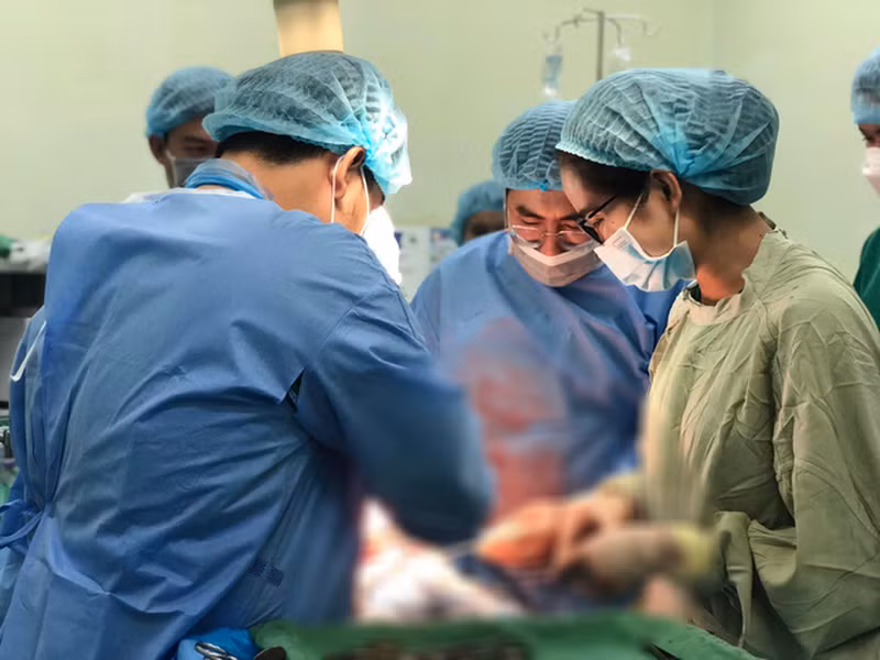 Ê-kíp phẫu thuật cắt khối u xơ tử cung cho bệnh nhân. Ảnh: BV.