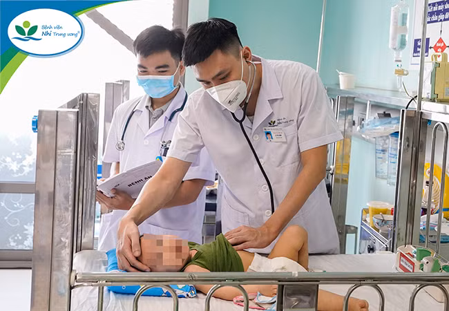 Bệnh nhi 17 tháng nhập viện vì uống nhầm dầu thắp hương.