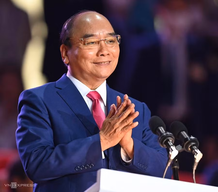 Sau khi Chủ tịch nước Nguyễn Xuân Phúc tuyên bố SEA Games 31 chính thức bắt đầu, pháo hoa được bắn lên quanh sân Mỹ Đình. Ảnh: VNE.