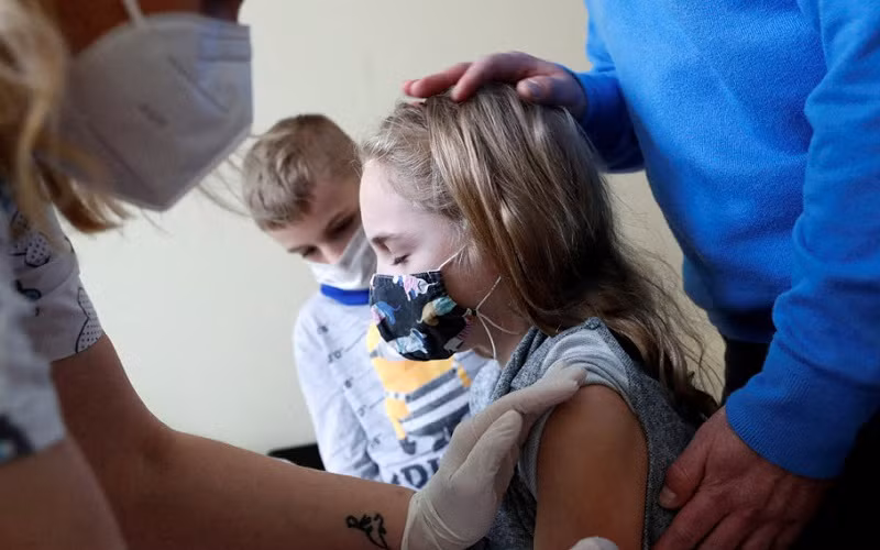 Tiêm phòng Covid-19 cho trẻ em từ 5-11 tuổi ở Budapest, Hungary, ngày 15/12/2021. Ảnh minh họa: Reuters.