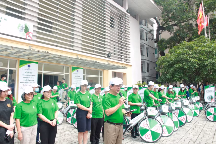 Kết thúc phần Lễ mít tinh là phần diễu hành xe đạp nhằm hưởng ứng chiến dịch truyền thông: Vì môi trường không khói thuốc lá.