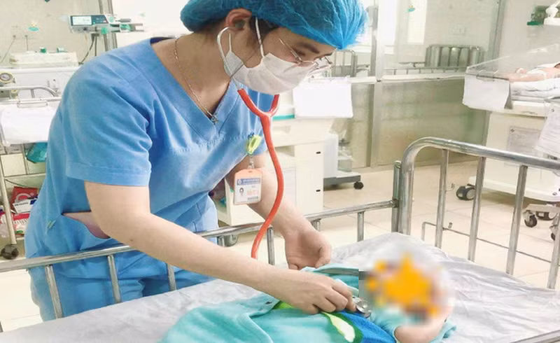 Bác sĩ thăm khám cho trẻ sau điều trị. Ảnh: BV.