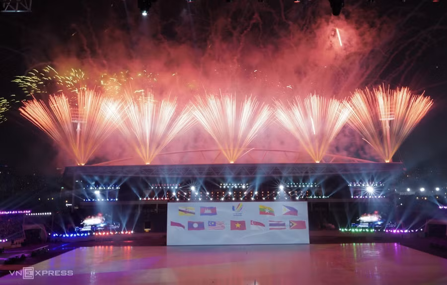 Pháo hoa được bắn lên quanh sân Mỹ Đình. Ảnh: VNE.