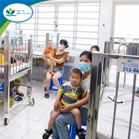 Trẻ mắc bệnh Tay chân miệng đang được điều trị tại Trung tâm Bệnh nhiệt đới, Bệnh viện Nhi Trung ương. Nguồn: BV.