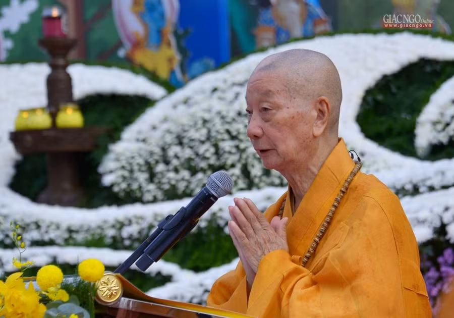 Ngay sau nghi thức chào cờ trang trọng cùng nghi thức dâng hoa kính mừng Phật đản, trưởng lão hòa thượng Thích Trí Quảng - quyền pháp chủ Giáo hội Phật giáo Việt Nam - đọc thông điệp Phật đản Phật lịch 2566. Nguồn ảnh: Giác Ngộ.