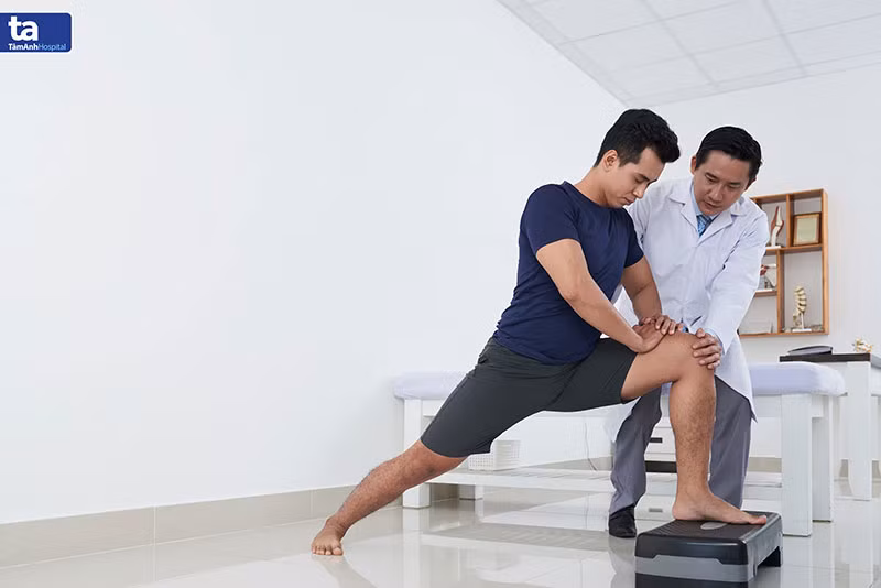 Vận động viên chơi các môn thể thao sử dụng chi trên nhiều như bóng chuyền, tennis, bơi lội… có nguy cơ cao bị chấn thương vai. Nguồn: Bệnh viện Đa khoa Tâm Anh.