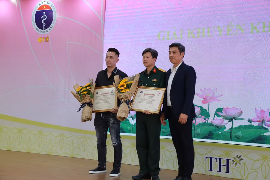 Các tác giả nhận giải. Ảnh: Bộ Y tế cung cấp.