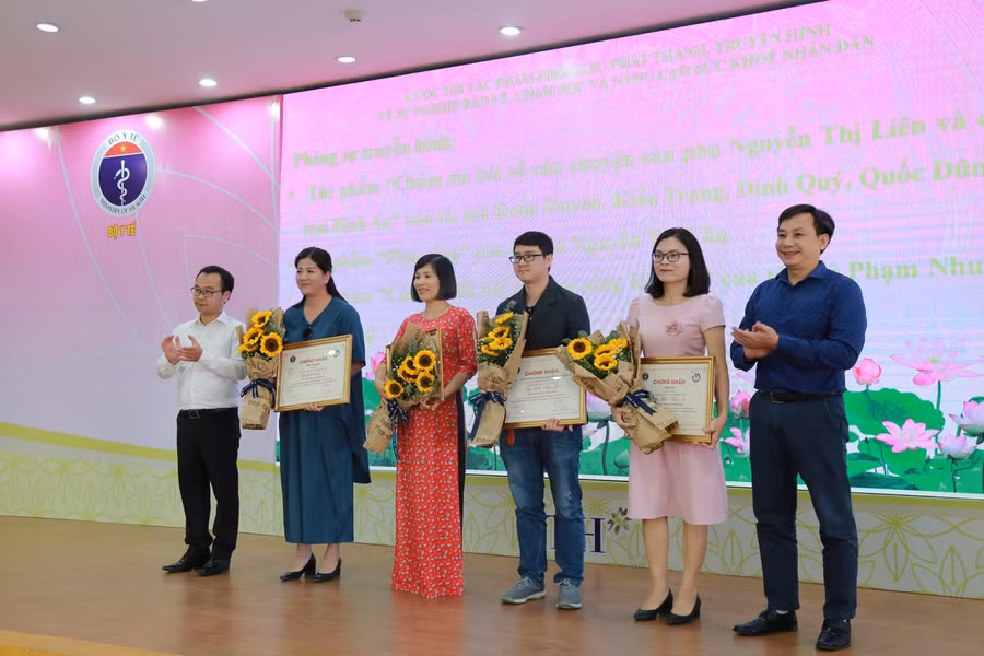 Các tác giả đoạt giải nhận giấy chứng nhận. Ảnh: Bộ Y tế cung cấp.