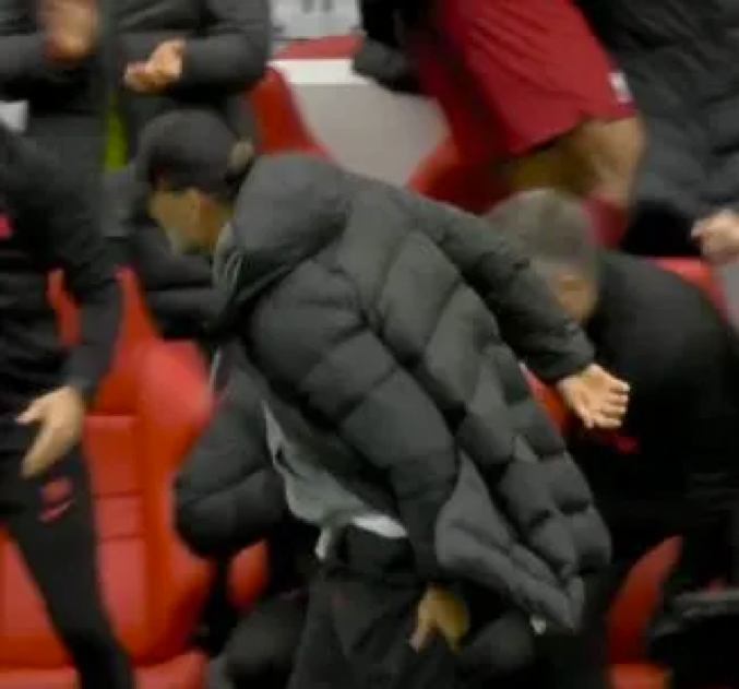 Pha ăn mừng cuồng nhiệt khiến Jurgen Klopp chấn thương gân kheo. Pha ăn mừng cuồng nhiệt khiến Jurgen Klopp chấn thương gân kheo.