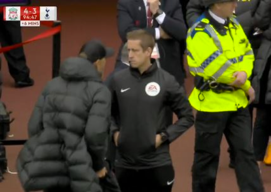 Thuyền trưởng Liverpool lao vào trọng tài thứ tư. Thuyền trưởng Liverpool lao vào trọng tài thứ tư.