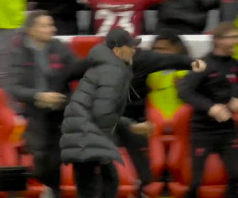 Jurgen Klopp phấn khích khi học trò Diogo Jota ghi bàn quyết định. Jurgen Klopp phấn khích khi học trò Diogo Jota ghi bàn quyết định.