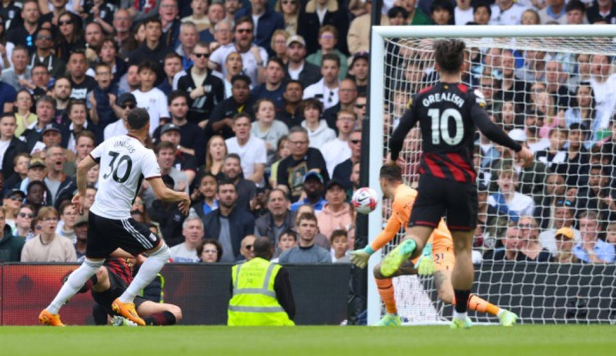 Carlos Vinicius ghi bàn gỡ hòa 1-1 cho đội nhà Fulham.