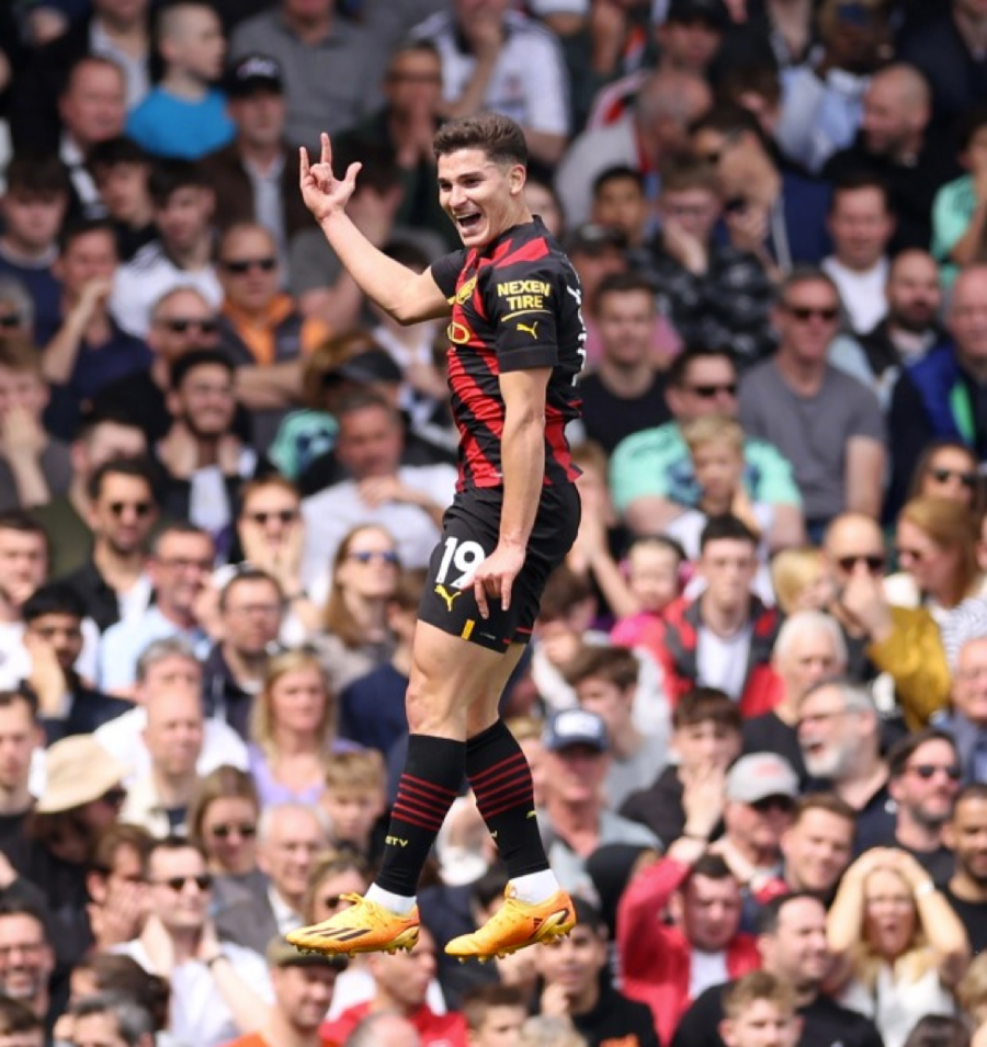 Julian Alvarez ghi bàn đẹp mắt, ấn định tỷ số 2-1 cho Man City.