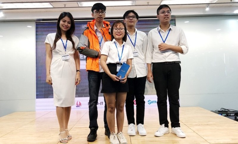 Nhóm sinh cùng nhau nghiên cứu và phát triển áo khoác tự nổi.