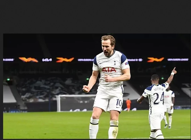 Kane đưa Tottenham đặt một chân vào vòng tứ kết.