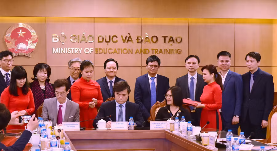 Lễ kí kết biên bản ghi nhớ bên giữa Bộ GD&ĐT - Đài Truyền hình Việt Nam và Đài Truyền hình giáo dục EBS. Ảnh: Bá Hải