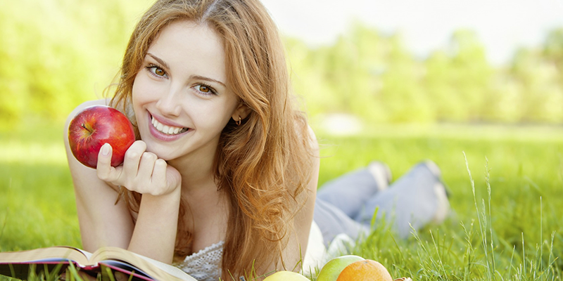 Táo là loại trái cây luôn luôn được khuyến khích sử dụng cho mẹ bầu vì nó chứa nhiều chất dinh dưỡng và vitamin cần thiết như axit malic, tannin và chất xơ.