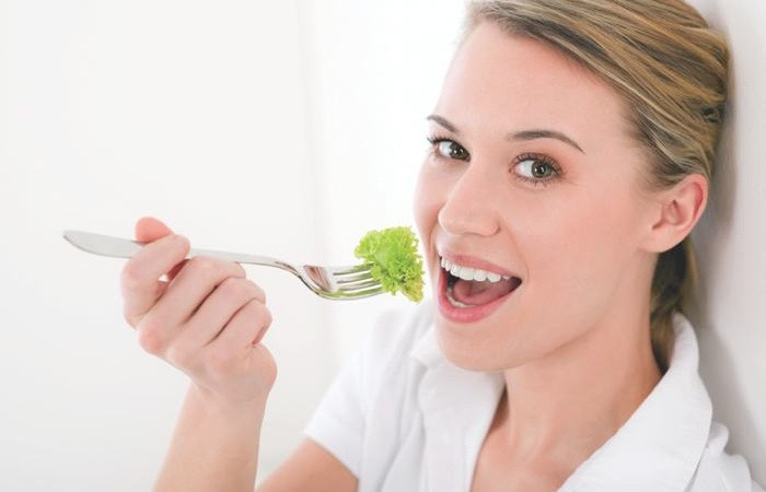 Nếu bạn bị táo bón hành hạ, chỉ cần uống một ly nước ép súp lơ. Các chất xơ trong đó sẽ giảm bớt bất bên trong hệ tiêu hóa của bạn.