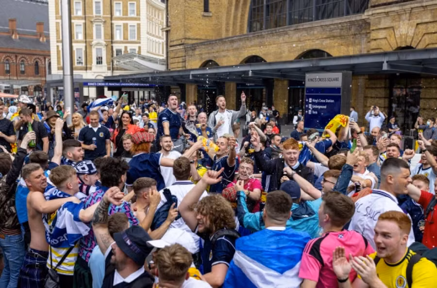 Dù không có vé vào sân Wembley nhưng hàng ngàn người hâm mộ Scotland vẫn đổ bộ tới London.