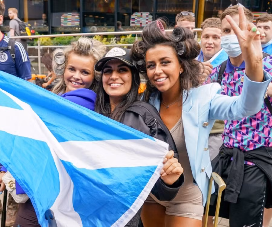 Cổ động viên háo hức bởi đây là lần đầu tiên kể từ năm 1996 giữa Scotland với Anh mới gặp nhau tại EURO.