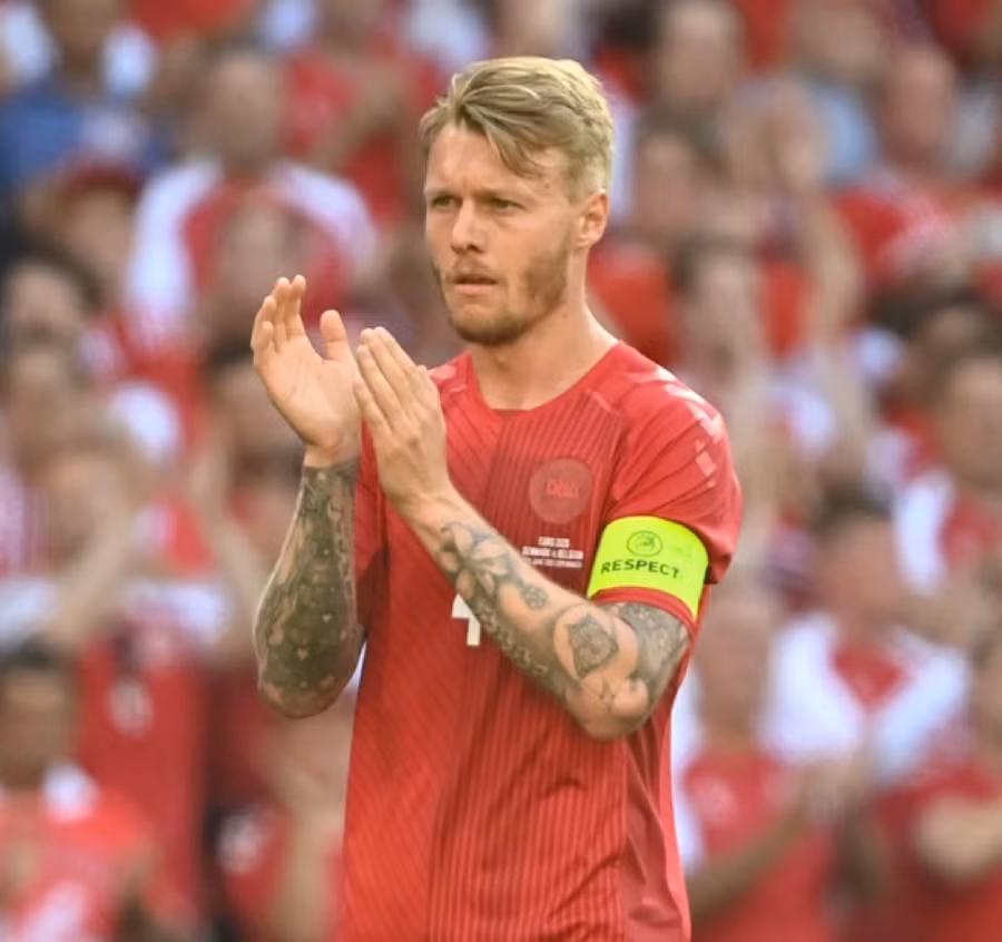 Thủ quân Đan Mạch, người được ca ngợi vì giúp Eriksen khỏi bị nuốt lưỡi trong trận gặp Phần Lan.