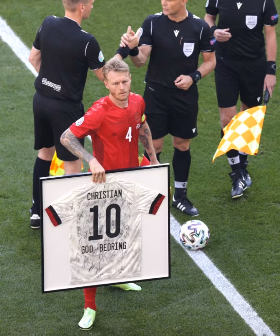 Thủ quân tuyển Bỉ tặng thủ quân tuyển Đan Mạch chiếc áo đấu của Eriksen có đóng khung.