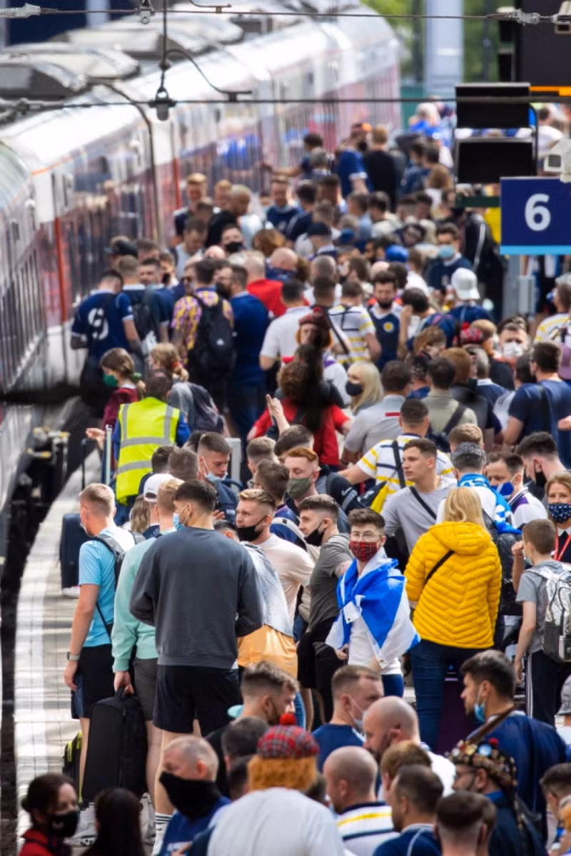 Cổ động viên Scotland vui mừng vì đã tới London bất chấp cảnh báo không có vé vào sân Wembley.