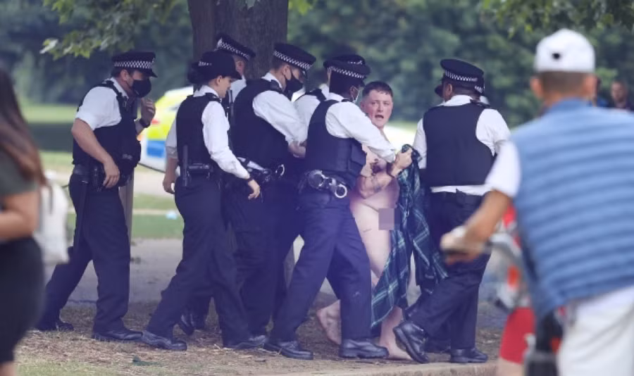 Cổ động viên Scotland "trần như nhộng" ở Công viên Hyde bị cảnh sát tạm giữ.