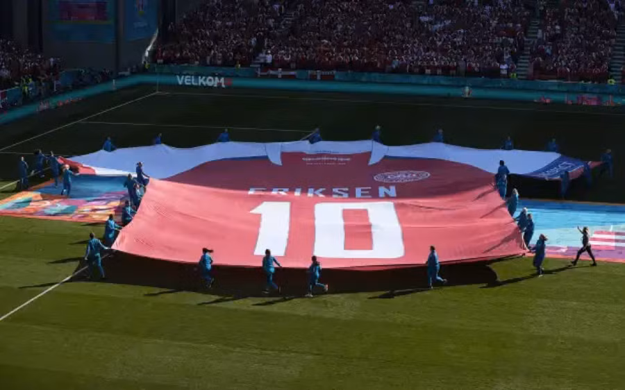 Chiếc áo đấu khổng lồ của Eriksen trên sânsân Parken.