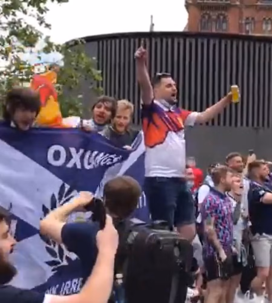 Người hâm mộ hát vang bên ngoài Kings Cross