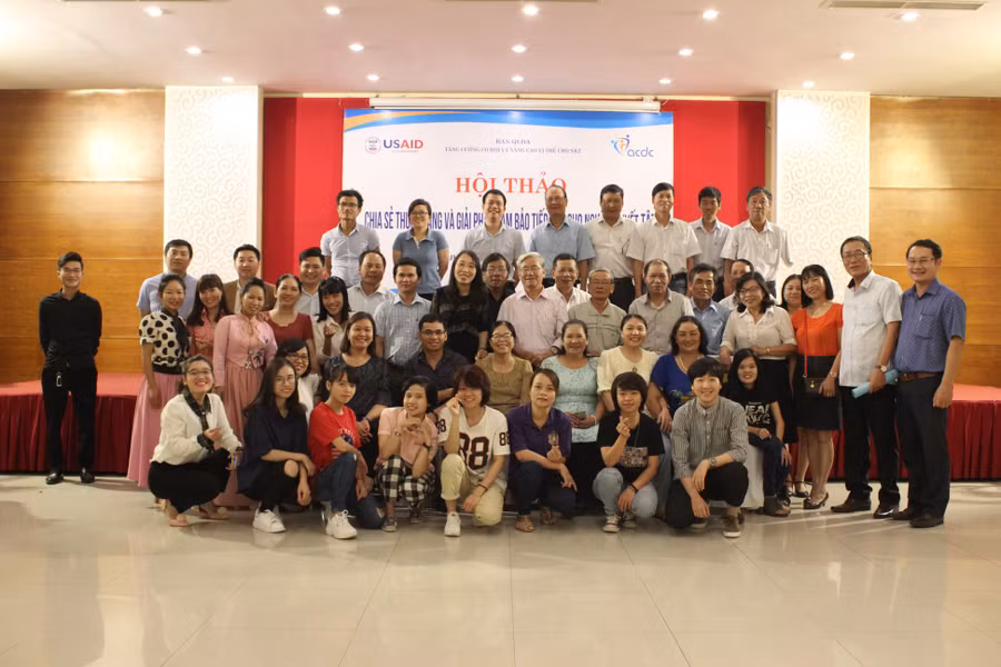 Các đại biểu tham gia hội thảo chụp ảnh lưu niệm