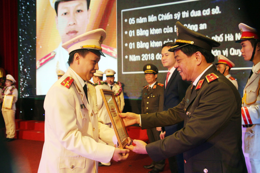 Trung tướng Đoàn Duy Khương, Giám đốc CATP Hà Nội trao Chứng nhận cho gương mặt trẻ xuất sắc tiêu biểu CATP 2018.