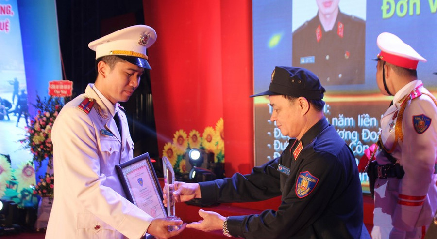 Trung úy Lê Văn Ba nhận kỷ niệm chương từ Trung tướng Phạm Quốc Cương. Trung úy Lê Văn Ba nhận kỷ niệm chương từ Trung tướng Phạm Quốc Cương.