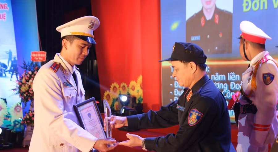 Trung úy Lê Văn Ba nhận kỷ niệm chương từ Trung tướng Phạm Quốc Cương. Trung úy Lê Văn Ba nhận kỷ niệm chương từ Trung tướng Phạm Quốc Cương.