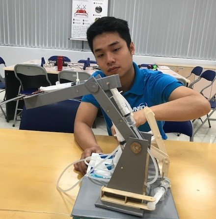 Học sinh thực hành tại phòng học STEM. Học sinh thực hành tại phòng học STEM.