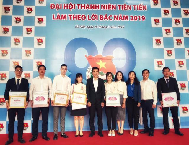 Những gương thanh niên tiêu biểu trong sản xuất kinh doanh nhận bằng khen của Thành Đoàn Hà Nội.