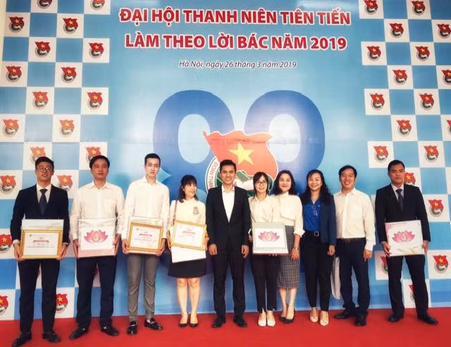 Những gương thanh niên tiêu biểu trong sản xuất kinh doanh nhận bằng khen của Thành Đoàn Hà Nội.